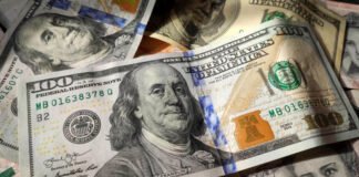 El dólar volvió a caer, pese a la baja de las acciones y la suba del riesgo país