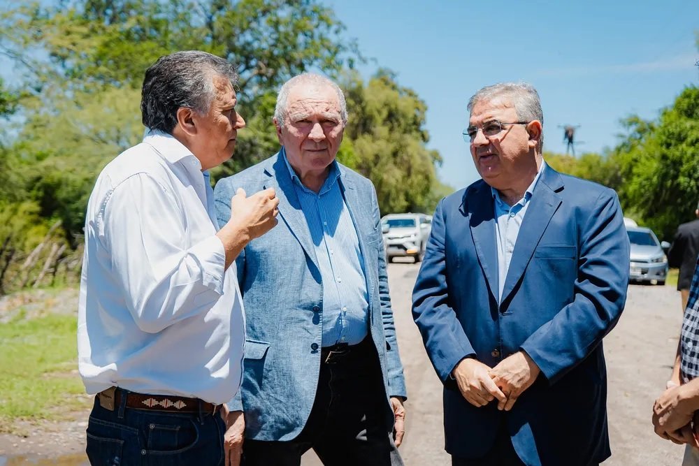 Raúl Jalil recorrió zonas inundadas en Puesto Nuevo y planifican acciones