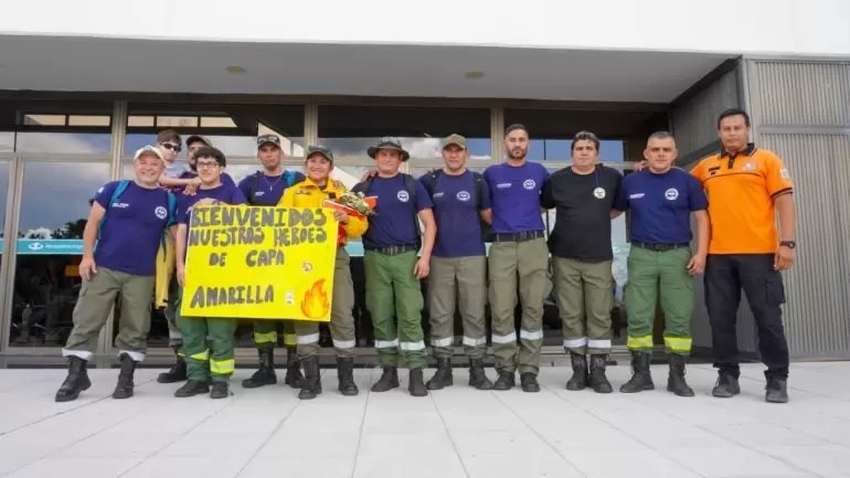 Regresaron los brigadistas catamarqueños que combatieron los incendios en la Patagonia