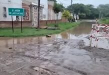 Vecinos de Villa Dolores, en Valle Viejo quedaron aislados por el agua en las calles