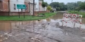 Vecinos de Villa Dolores, en Valle Viejo quedaron aislados por el agua en las calles