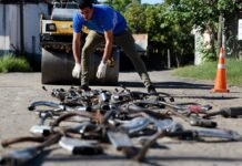 Capital: Destruyeron 60 caños de escape antirreglamentarios