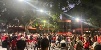 Crisis en Newell's: hinchas protestaron frente a las puertas del Coloso