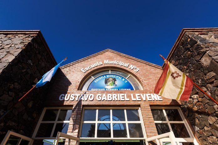 Gustavo inauguró el ciclo lectivo 2026 en las escuelas municipales