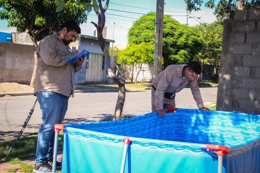 Refuerzan operativos contra el dengue con control focal en barrios de la Capital