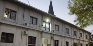 Alerta en establecimientos escolares debido a amenazas escritas en baños, investiga la justicia