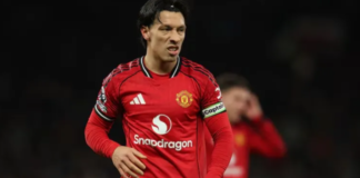 “Conducta violenta” y roja para Lisandro Martínez por tirarle del pelo a un rival