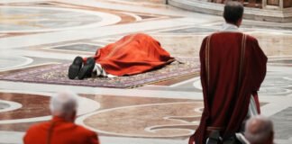 El papa León XIV cargó la cruz durante todo el Vía Crucis en el Coliseo Romano