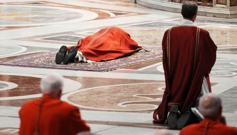 El papa León XIV cargó la cruz durante todo el Vía Crucis en el Coliseo Romano