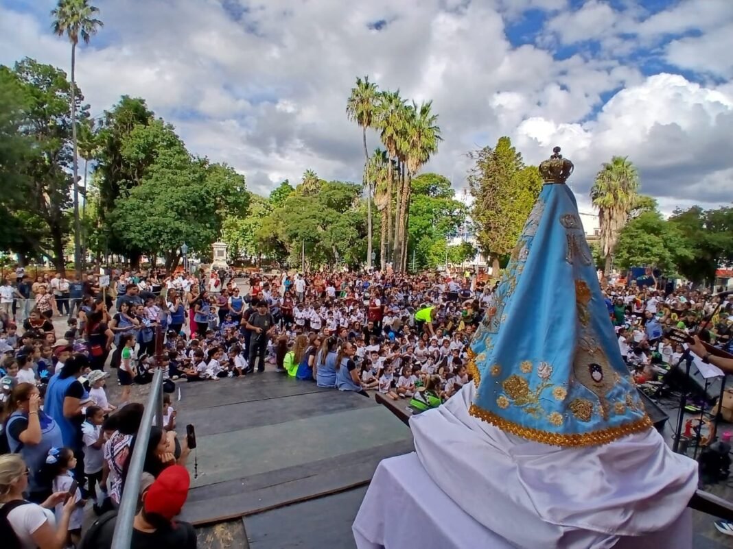El Vallecito puso alegría y color al Paseo de la Fe