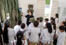 Estudiantes visitan la Sala de Exposición Malvinas en la víspera de un nuevo aniversario