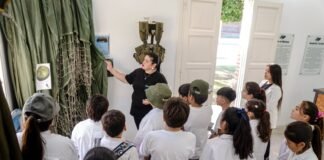 Estudiantes visitan la Sala de Exposición Malvinas en la víspera de un nuevo aniversario