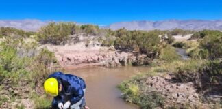 Fiambalá: recuperan recurso hídrico tras el vuelco de camión con salmuera