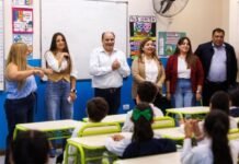 La Capital entregó más de 2.200 kits escolares y libros de inglés a los alumnos municipales