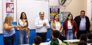 La Capital entregó más de 2.200 kits escolares y libros de inglés a los alumnos municipales