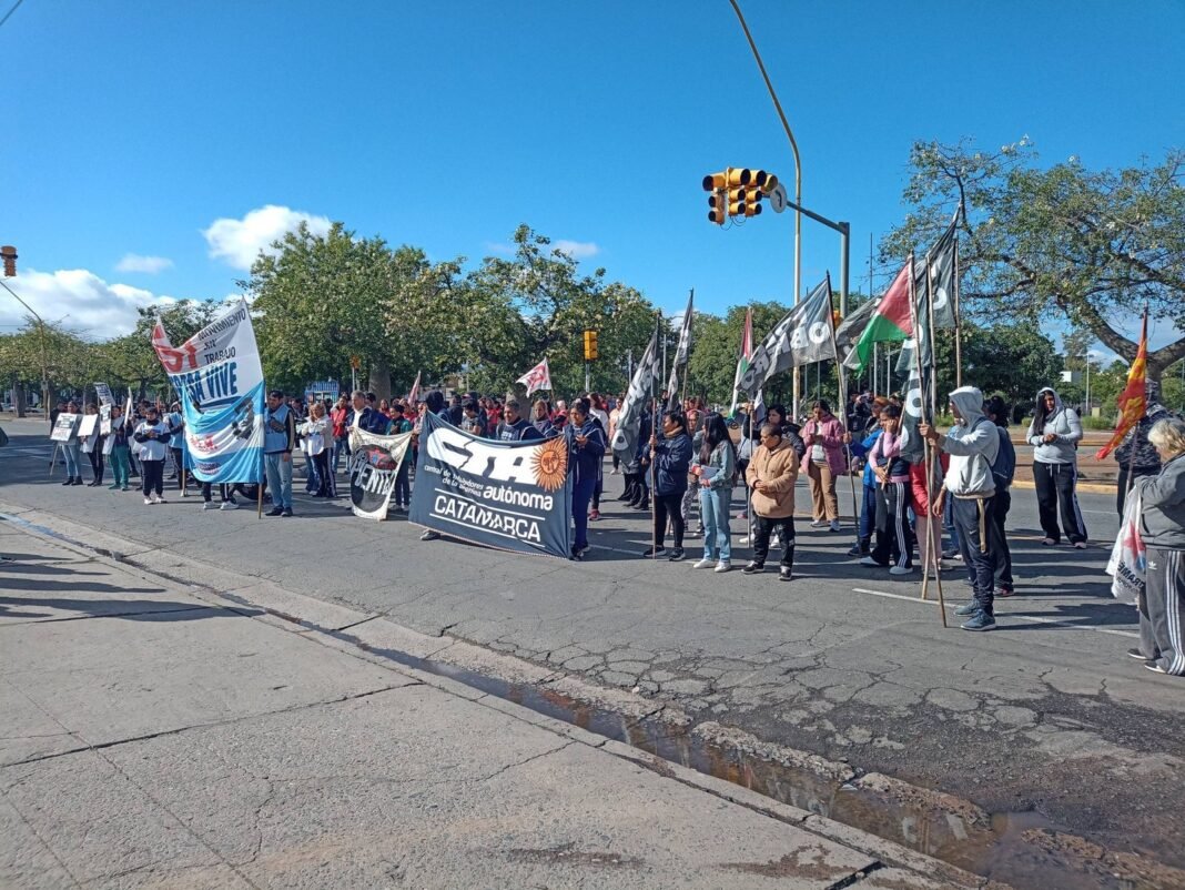 Organizaciones sociales reclamaron por la baja del «Volver al Trabajo» frente al Cape
