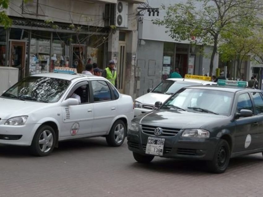 Piden exenciones y asistencia para taxis y remises de la Capital