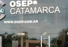 Un hombre se encadenó en Osep reclamando por el tratamiento de su hijo con autismo