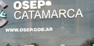 Un hombre se encadenó en Osep reclamando por el tratamiento de su hijo con autismo