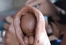 Una virgen hecha con propias manos: la propuesta que emocionó a los visitantes de Pueblo Perdido