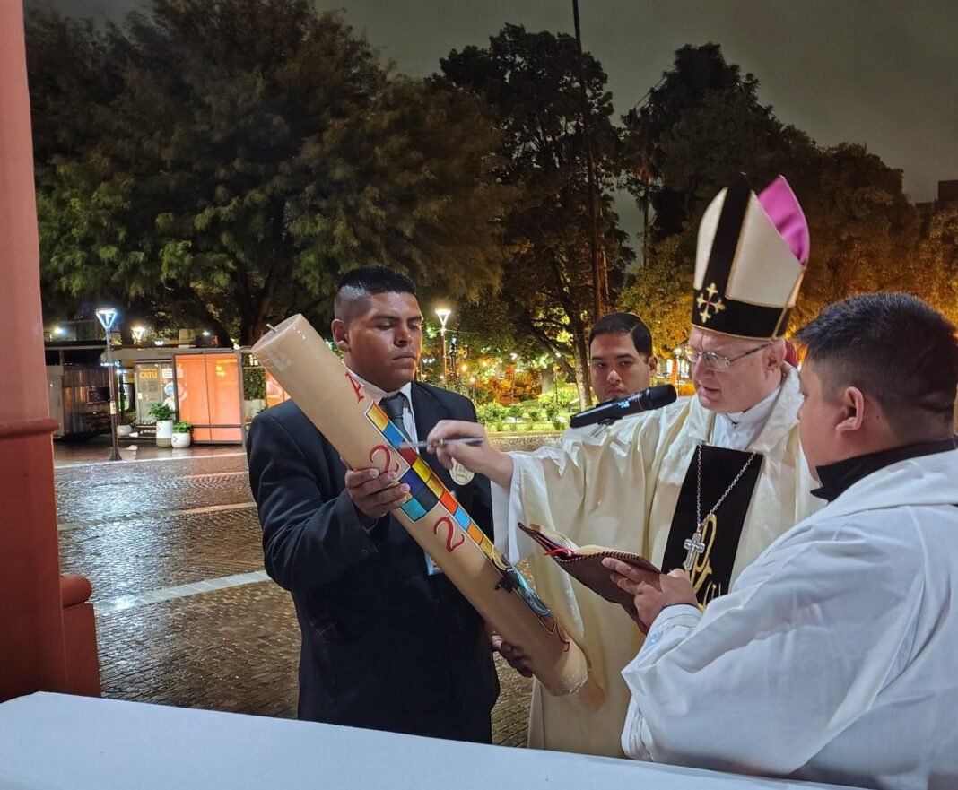 Vigilia Pascual: Durante la ceremonia litúrgica, un adulto recibió el Santo Bautismo.