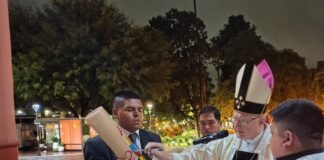 Vigilia Pascual: Durante la ceremonia litúrgica, un adulto recibió el Santo Bautismo.