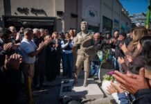 Emotivo homenaje: el canillita Ramón “Cacho” Iturre volvió a su histórica esquina