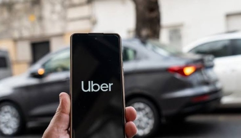 UN UBER FUÉ DETENIDO POR PRESUNTO INTENTO DE ABUSO, LA JOVEN ACUSA QUE LE TRABÓ LAS PUERTAS Y GIRO DESTINO
