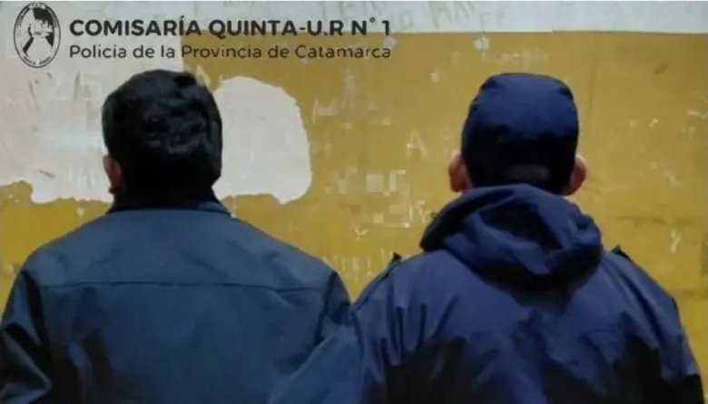 Discutió con su pareja, la tomó del cuello y la arrojó del colectivo en movimiento