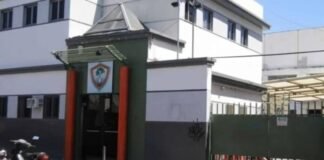 Educación evalúa medidas por el video de un alumno manipulando un arma