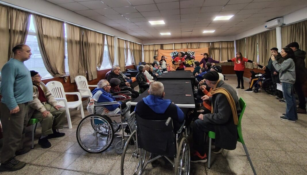 Emotiva y fraterna visita de periodistas al Hogar de Ancianos