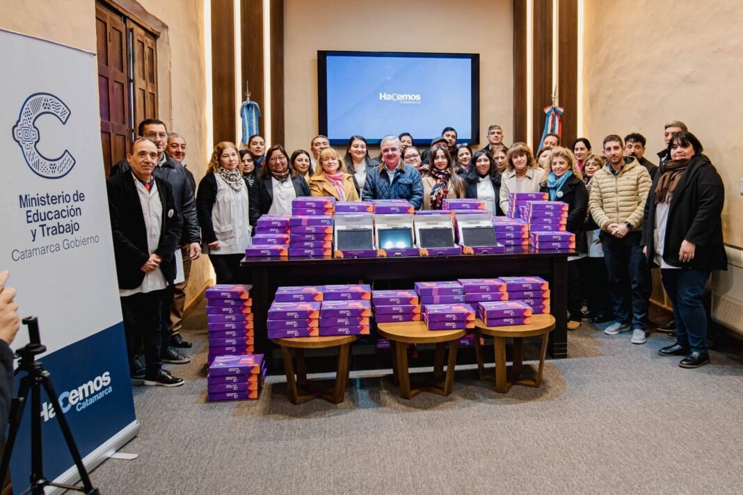 Gobierno entregó tablets a escuelas para fortalecer la alfabetización