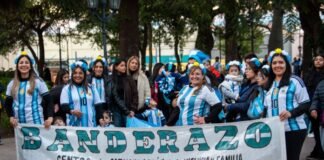Gustavo participó de un emotivo «Banderazo» en la Capital