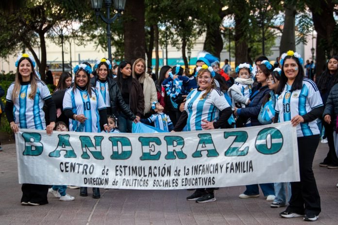 Gustavo participó de un emotivo «Banderazo» en la Capital