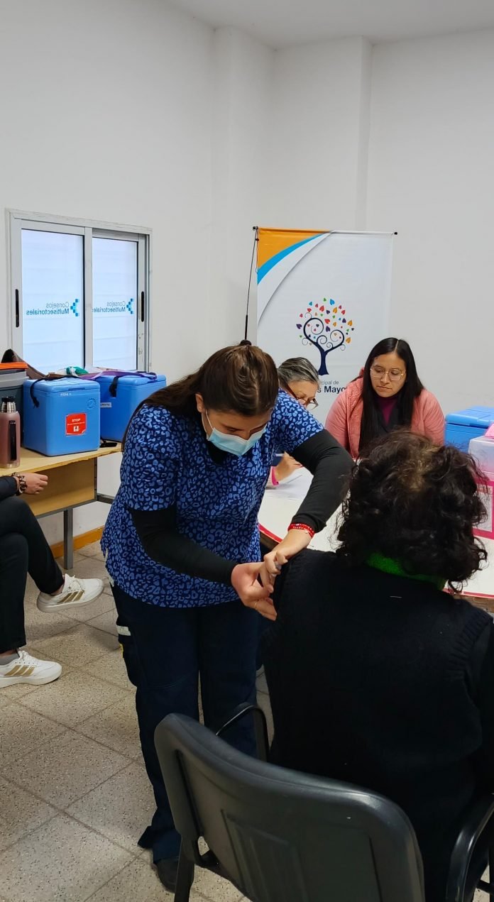 La Capital llevó adelante una jornada de vacunación para adultos mayores en el Consejo Multisectorial