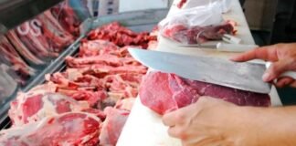 El consumo masivo cayó 2,7% en junio y acumula una baja de 2,9% en 2026