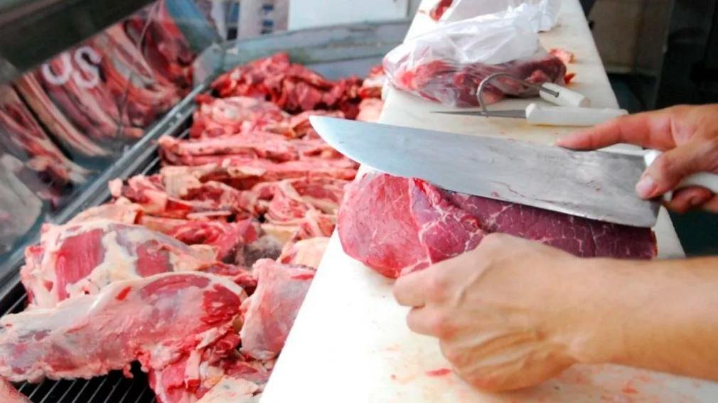 El consumo masivo cayó 2,7% en junio y acumula una baja de 2,9% en 2026