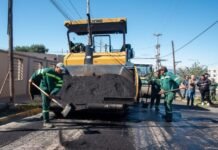 Gustavo y Raúl supervisaron la obra de repavimentación en la avenida Gobernador Correa