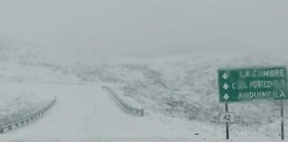 La nieve obligó a cortar el tránsito en la cuesta El Portezuelo y Ruta 2