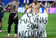 LOS JUGADORES ANTE TODO PROTOCOLO DESPLEGARON UNA BANDERA QUE RETIFICA LAS MALVINAS