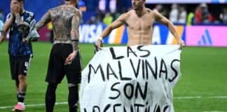 LOS JUGADORES ANTE TODO PROTOCOLO DESPLEGARON UNA BANDERA QUE RETIFICA LAS MALVINAS