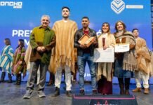 Saúl Suarez, de Laguna Blanca, ganó el premio al Mejor Poncho 2026 con una prenda 100% de vicuña