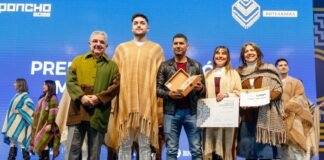 Saúl Suarez, de Laguna Blanca, ganó el premio al Mejor Poncho 2026 con una prenda 100% de vicuña