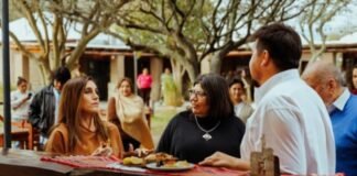 Soledad Pastorutti sorprendió a las artesanas catamarqueñas con una emotiva visita a la Casa de la Puna