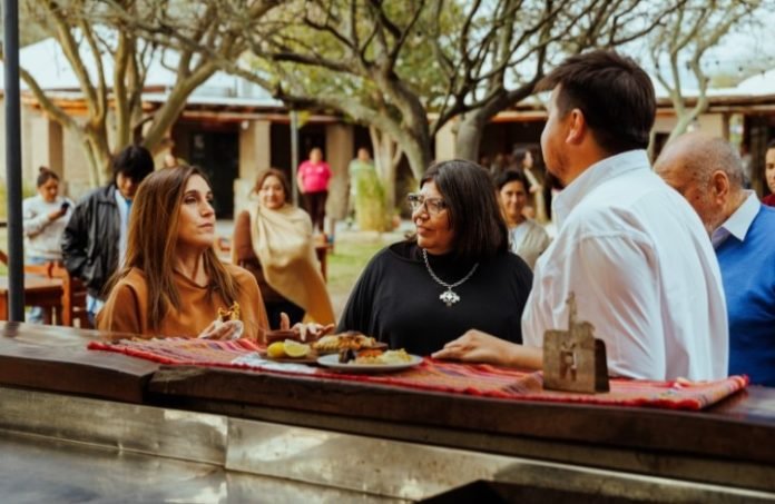 Soledad Pastorutti sorprendió a las artesanas catamarqueñas con una emotiva visita a la Casa de la Puna