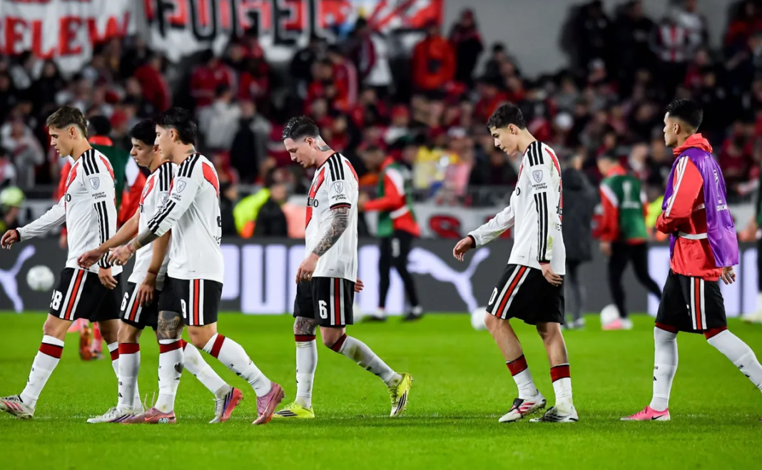 Con muy poco, Independiente Santa Fe se lo empató a River y luego le ganó por penales en el Monumental