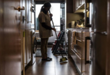 El empleo doméstico perdió más de 30.000 puestos formales y el 77,5% trabaja “en negro”