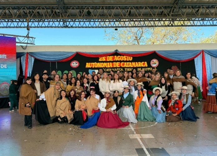 El Sistema Educativo Municipal conmemoró los 205 años de la Autonomía de Catamarca con un emotivo acto central