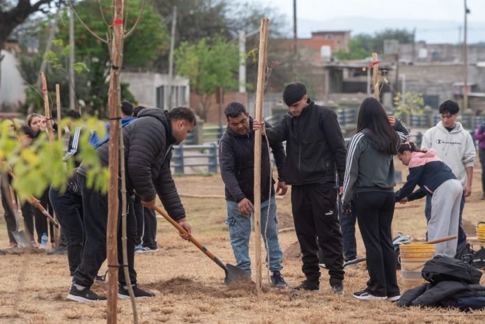 Gustavo encabezó una jornada de forestación en el canal de Choya por el Día del Árbol