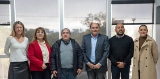 Gustavo reconoció a un empleado municipal por sus 41 años de servicios